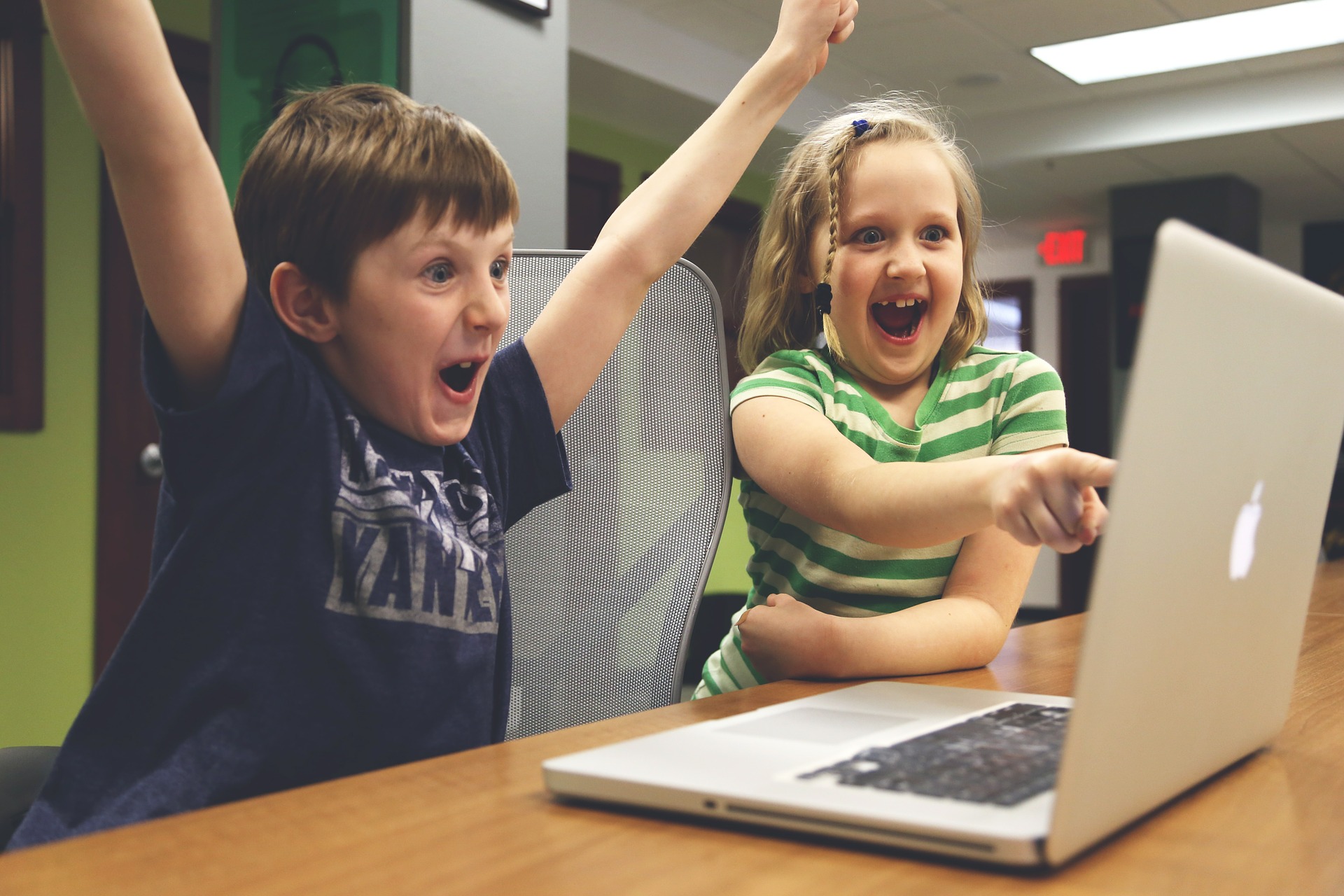 bambini divertiti davanti laptop apple
